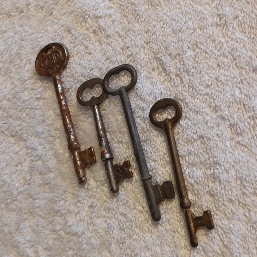 Antique skeleton keys vintage keys set of 4